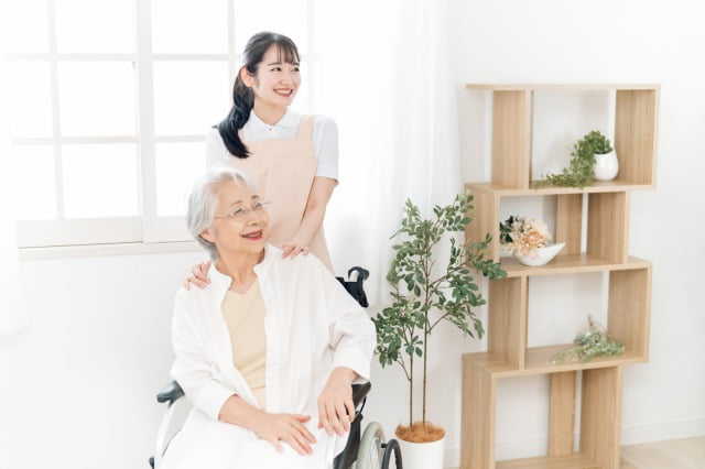 有料老人ホームで働く介護士と高齢の女性